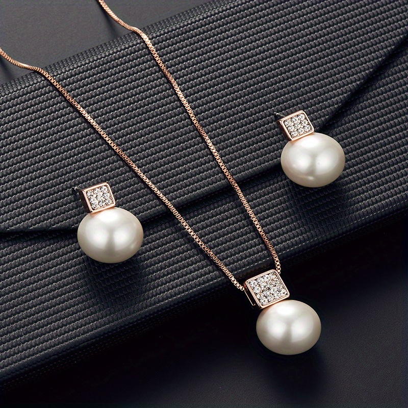 Set di gioielli con collana e orecchini in perle di imitazione…