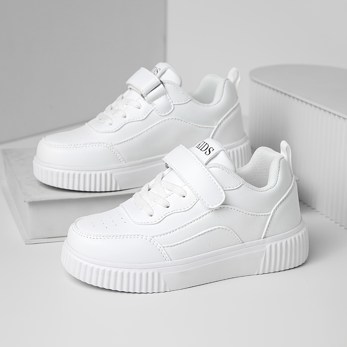 Sneakers antiscivolo per bambini con design versatile e pratico…