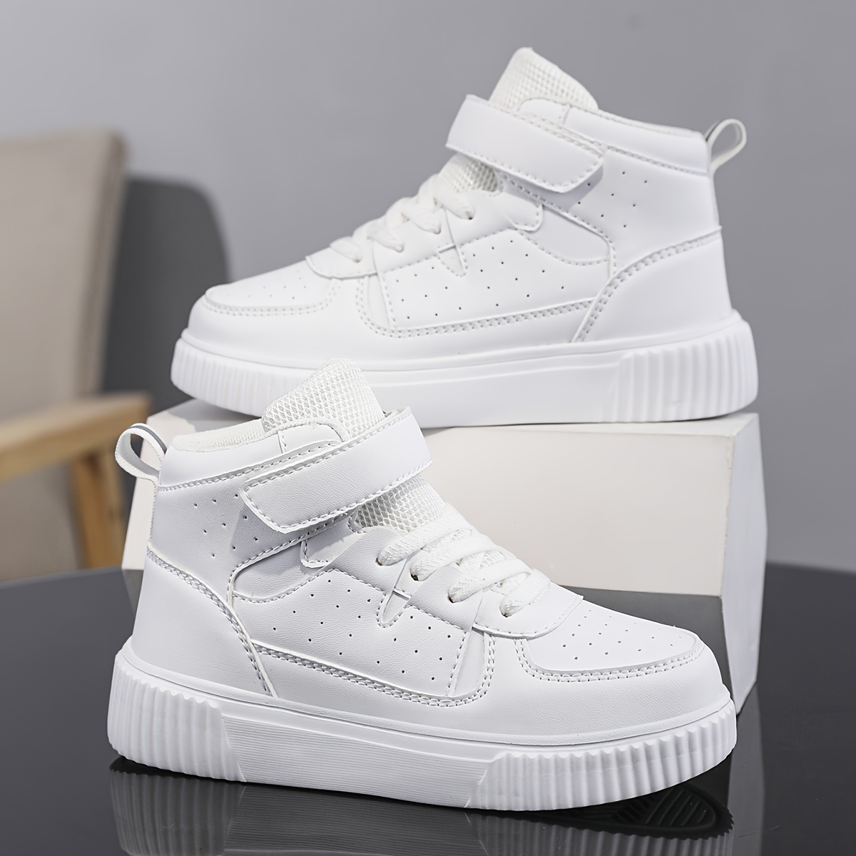 1 Paio di Sneakers Bianche Mid-Top, Design con ed Elastico per…