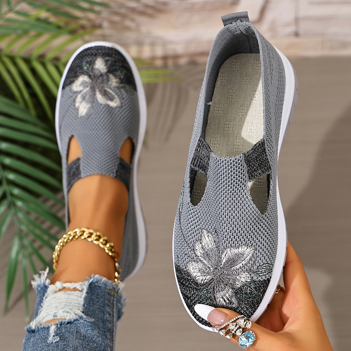 Un paio di scarpe da donna primavera/estate casual sportive…