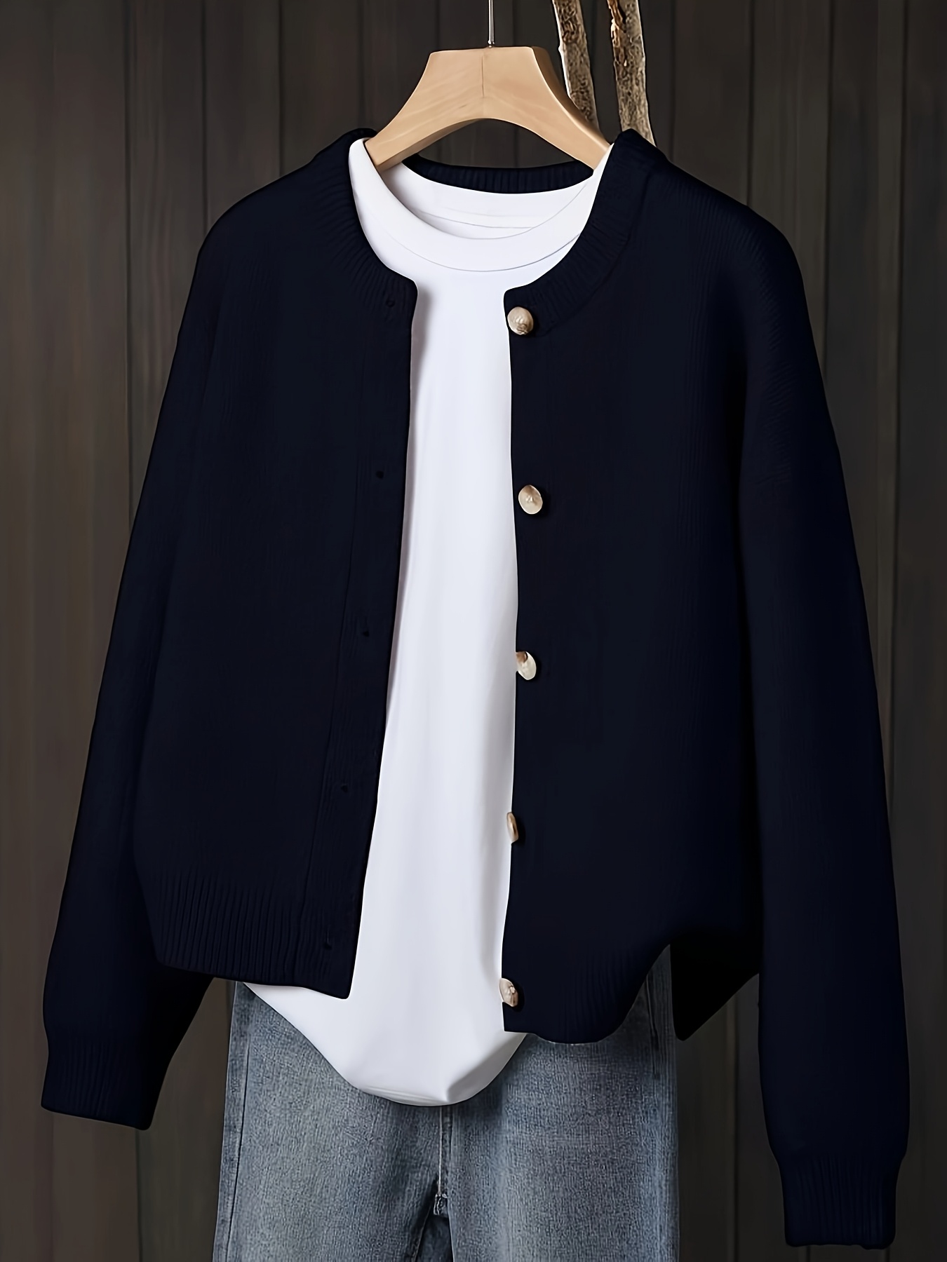 Cardigan beige di Ms. BK, una morbida giacca a maniche lunghe…