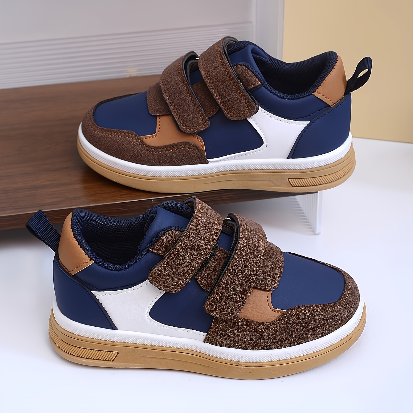 Un paio di scarpe sportive casual basse da bambino in stile…