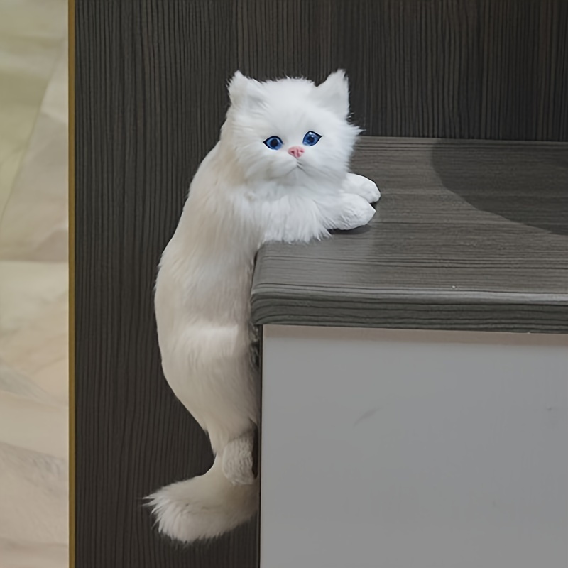 Una statua artigianale di un gatto bianco realistico con occhi…