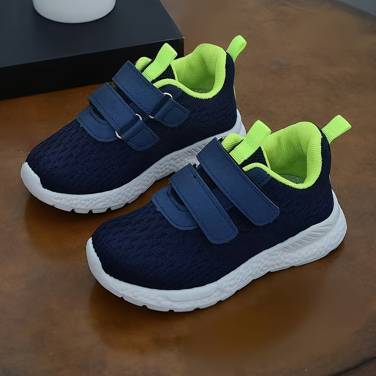 Le nuove scarpe da running casual in mesh traspiranti…