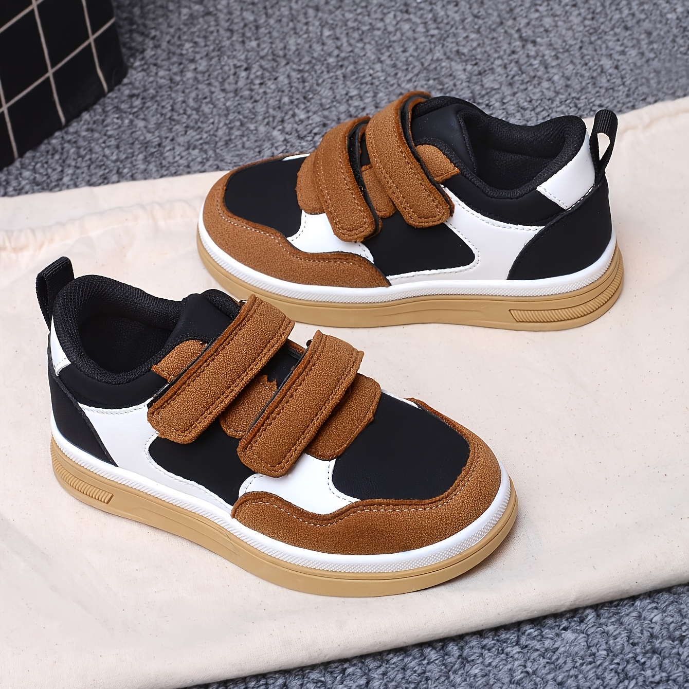 Un paio di scarpe da skateboard sportive casual retrò a basso…