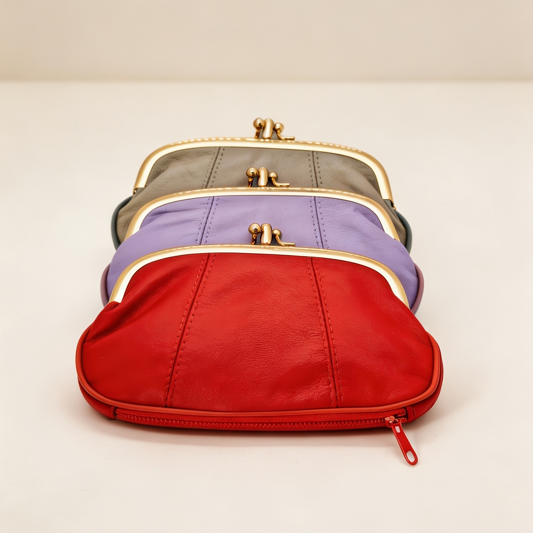 Pochette da donna alla moda in vera pelle con finiture dorate…